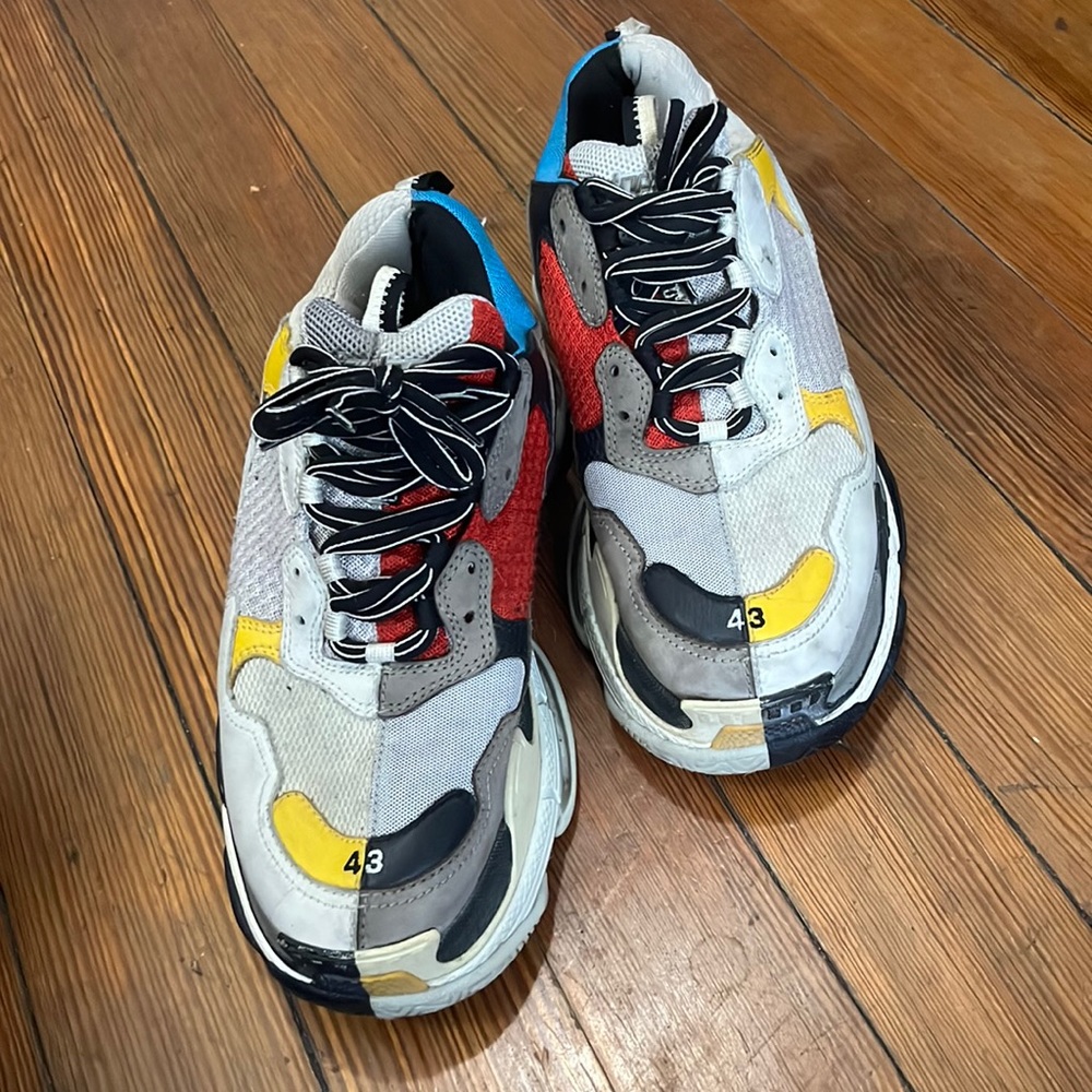 Slightly worn Mens Triple S balenciaga sneakers
